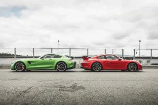 Lateral Mercedes-AMG GT R Verde y Porsche 911 GT3 Rojo