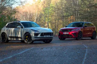 Porsche Macan Turbo Blanco vs Range Rover Velar SVAutobiography Rojo