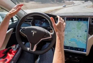 Manos sin tomar el volante de auto autónomo tesla