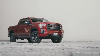 GMC Sierra AT4 Atascada en un Estacionamiento