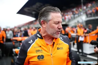 Coche de McLaren Racing F1 en boxes