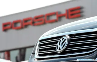 Porsche Taycan eléctrico en una carretera escénica