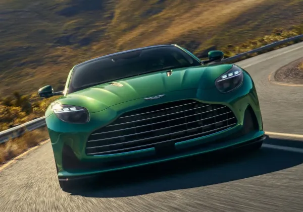 Aston Martin DB12 verde en una autopista