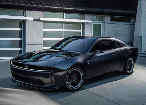 Dodge Charger Daytona SRT Negro en una cochera