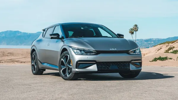 kia ev6 2024 gris en un fondo de playa