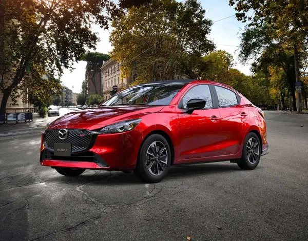 mazda 2 2024 rojo en una calle en mexico