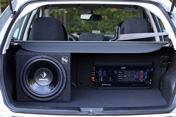 Subwoofer en maletero de auto