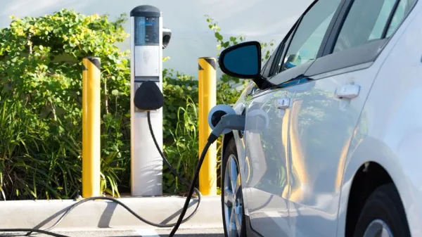 Auto eléctrico cargando baterías en estación de carga