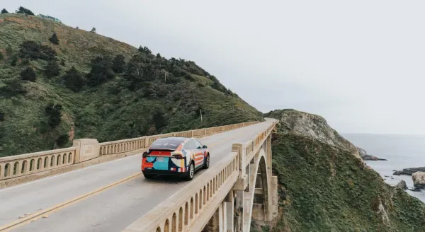 Auto personalizado en la vía Pacific Coast Highway