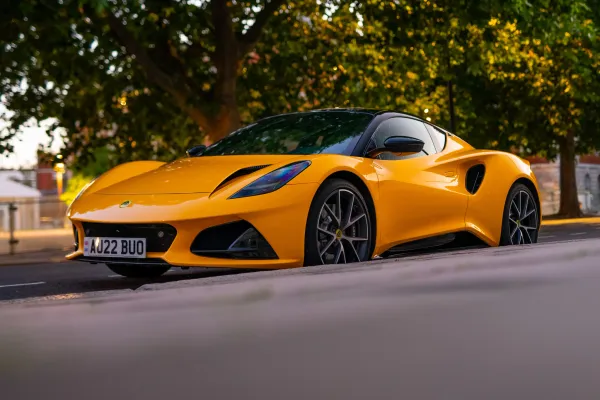 Lotus Emira 2023 Amarillo