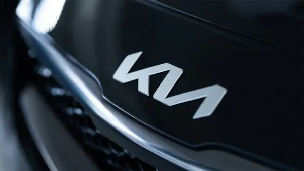 Logo de Kia en un capo de auto negro