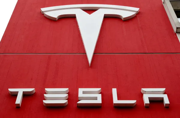 Pared con Logo de Tesla