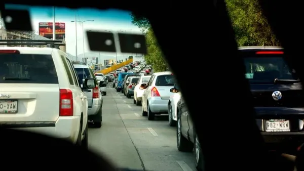 Autos en fila detenidos en tráfico