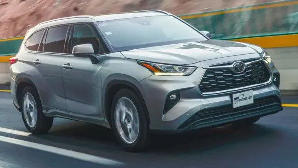 Exterior lateral del Toyota Highlander 2020 color plateado