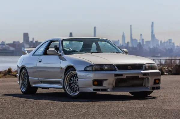 Exterior frontal del Nissan Skyline GTR R33 color plateado