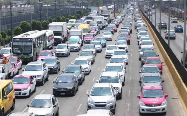 Tráfico de autos en una autopista