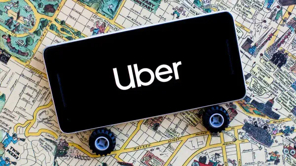 Teléfono inteligente con aplicación de Uber sobre un mapa