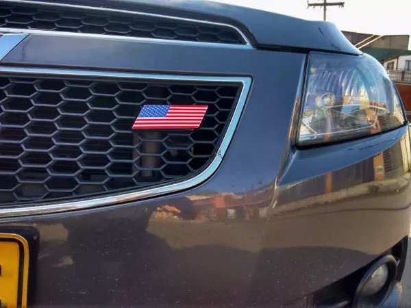 Parachoques de auto gris con insignia de la bandera de Estados Unidos