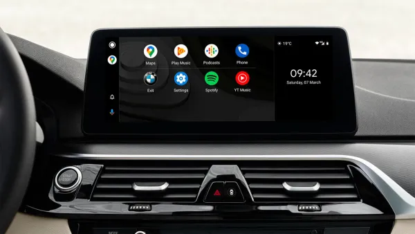 Interior de auto con una pantalla electrónica en el tablero funcionando con Android Auto