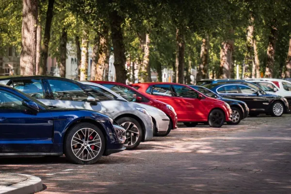 Variedad de autos estacionados en fila