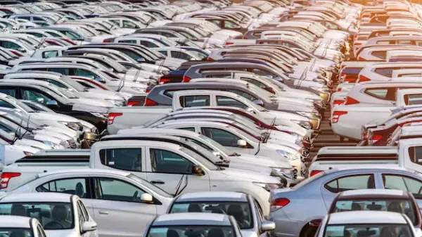 Variedad de autos estacionados en fila