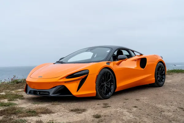 McLaren Artura Naranja