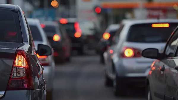 Variedad de autos en fila por el trafico