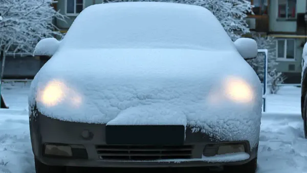 Auto cubierto de hielo en clima frío