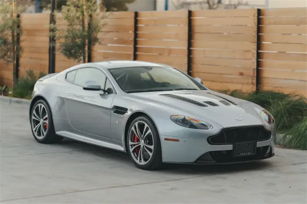 Aston Martin V12 Vantage S Plateado