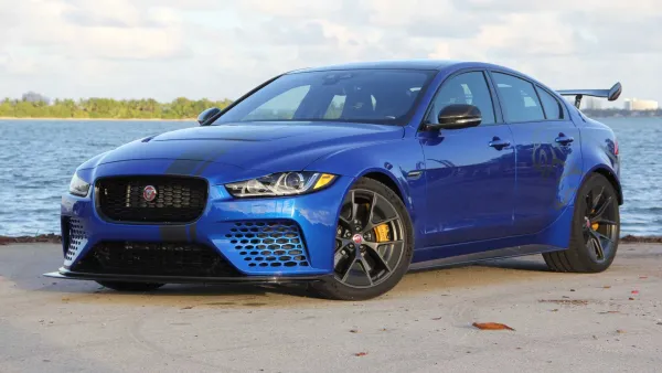 Jaguar XE SVR Project 8 Azul