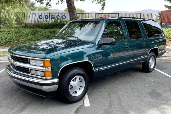 Chevrolet Suburban 1996 Verde