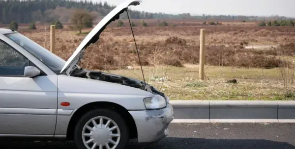 Auto plateado con capo levantado