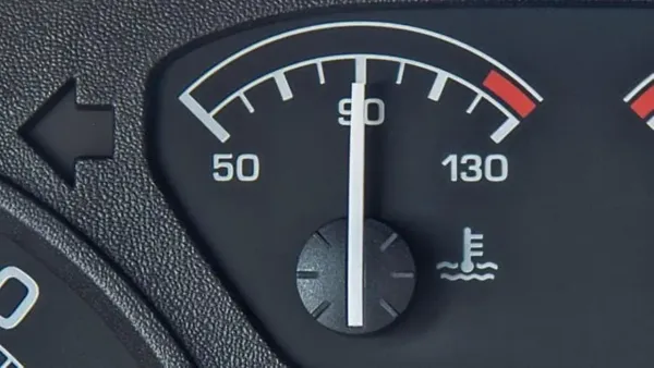 Indicador de temperatura en tablero de auto