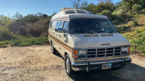 Dodge B250 Roadtrek de 1987 Crema