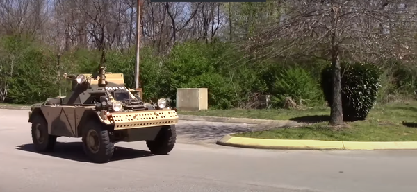 Tanque Ferret Militar  por las calles de Nashville