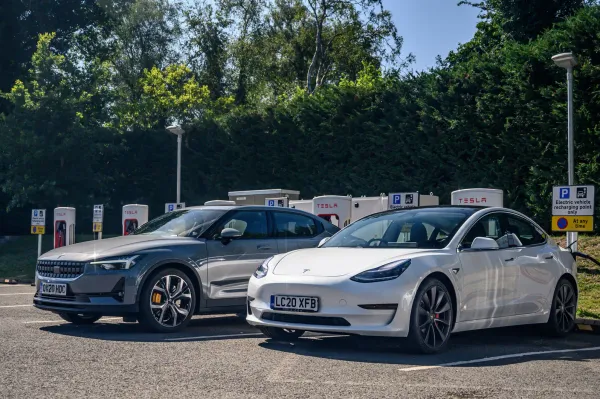 Polestar 2 Gris  y Tesla Model 3 Blanco Estacionados En Paralelo