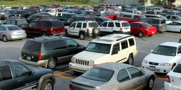 Estacionamiento con Gran Variedad de Tipos y Marcas de Autos