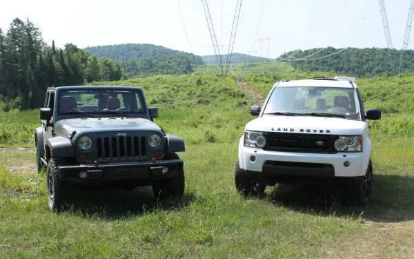 Jeep Wrangler Gris y Land Rover Discovery Blanco