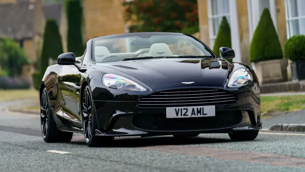 Aston Martin Vanquish S Volante 2018 Negro