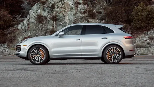 Lateral Porsche Cayenne Turbo 2019 Plateado