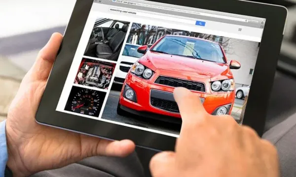 Persona revisando en Tablet fotos de autos