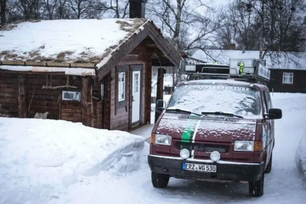 Camioneta Vinotinto estacionada cubierta de nieve