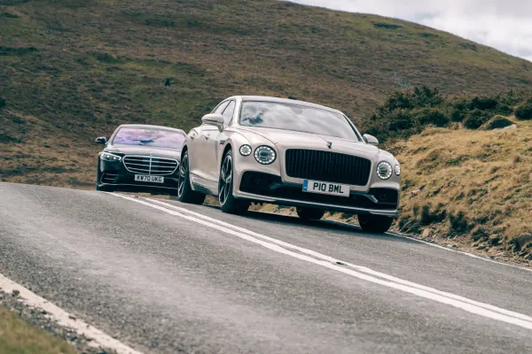 Mercedes S-Class Negro vs Bentley Flying Spur Blanco