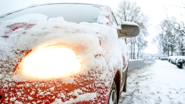 Auto rojo cubierto de nieve