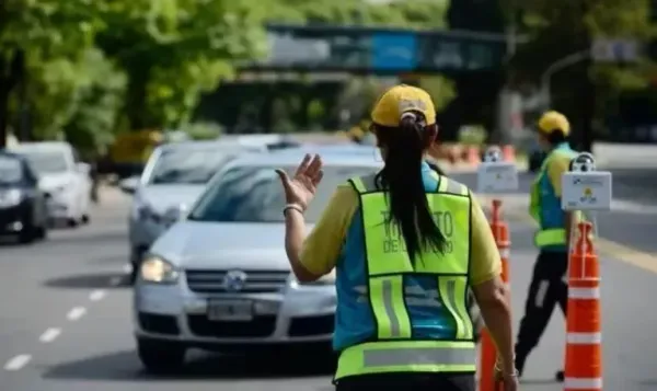 Personas con uniforme de transito en autopista