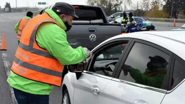 Reten de autos en la vía con personal de transito y auto siendo revisados 