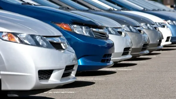 Variedad de autos estacionados en fila