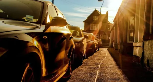 Autos estacionados en un día soleado