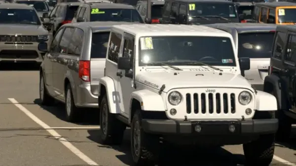 Variedad de autos estacionados a la venta