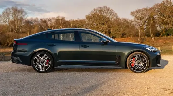 Lateral Kia Stinger GT 2018 Verde Oscuro